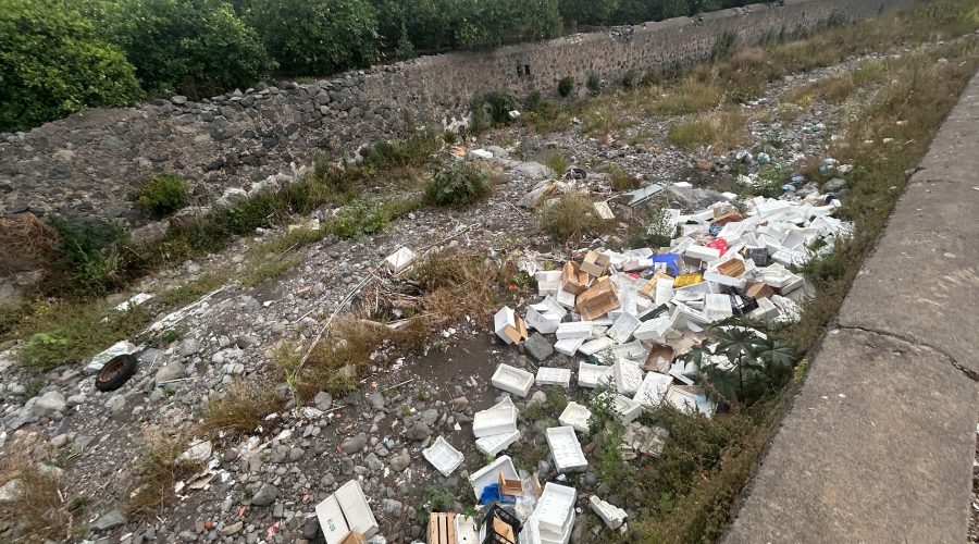 Riposto, rifiuti e materiali inquinanti soffocano il torrente Cozzi-Torre