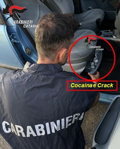 Trovato con la droga addosso e in auto: i Carabinieri arrestano un pusher