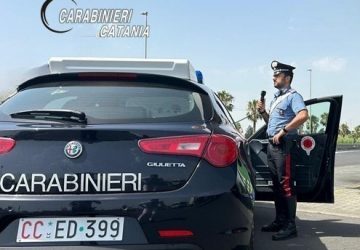 Ubriaco al bar piuttosto che ai domiciliari in casa: si scaglia contro i Carabinieri