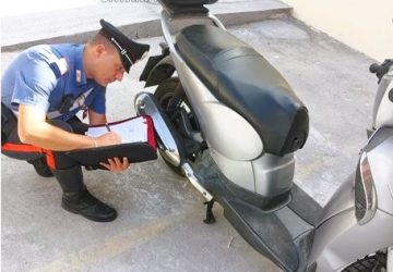 Circolava con uno scooter con targa e telaio modificati. Denunciato per riciclaggio