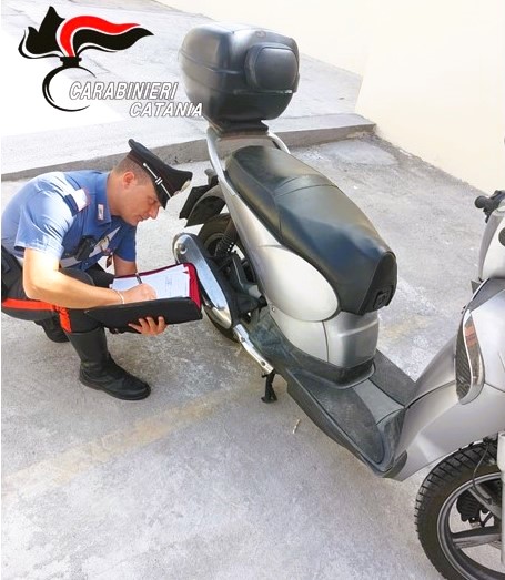 Circolava con uno scooter con targa e telaio modificati. Denunciato per riciclaggio