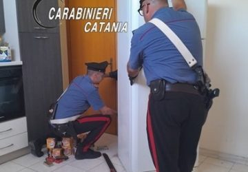 I Cc trovano armi, droga e munizioni nella sua casa e lui vuole farli saltare in aria: arrestato