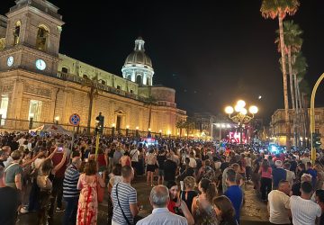 Arisa incanta Giarre: folla straripante in piazza Duomo VD