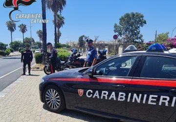 Volevano rubare l&rsquo;auto di un bagnante. Arrestati dai Carabinieri