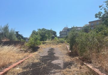 Giarre, l'area a verde di largo Cismon del Grappa in abbandono