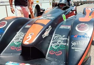 Un pilota in piena curva