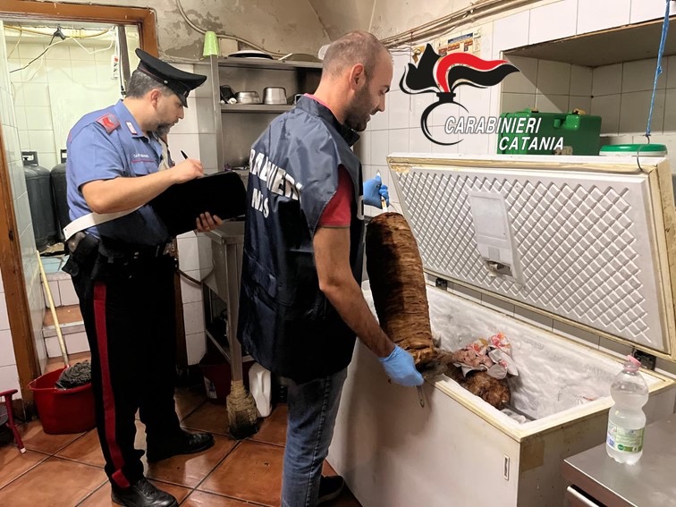 Carabinieri scoprono &ldquo;kebabbaro&rdquo; in pessime condizioni igienico &ndash; sanitarie: chiusa l&rsquo;attivit&agrave;