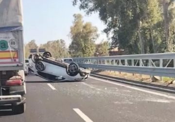 Acireale, auto si ribalta sulla A18
