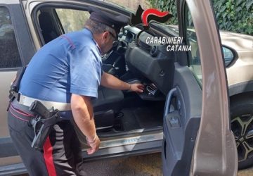 Beccato con la droga in auto e a casa: arrestato