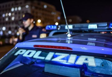 Si finge fisioterapista per molestare una giovane turista: arrestato 58enne
