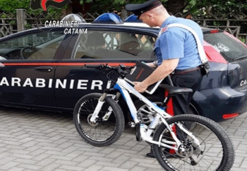 Prova a rubare nei garages di un condominio. Sorpreso e denunciato