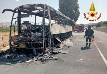 Vigili del Fuoco intervengono per l'incendio di un bus di linea