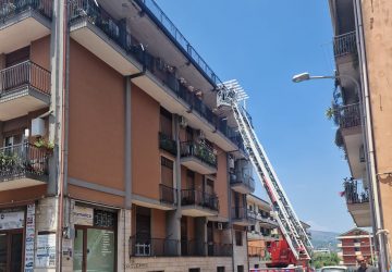 Giarre, dal ballatoio di un alloggio si staccano frammenti di intonaco: centrata una vettura in sostra. Intervento dei Vf