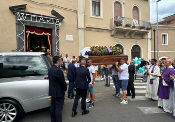 Mascali, l'ultimo saluto ad Antonio Raciti nella gremita chiesa di S.Antonino VD