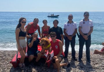Mascali, al lido Marguerita dimostrazione di salvataggio in mare del cane soccorritore Aron