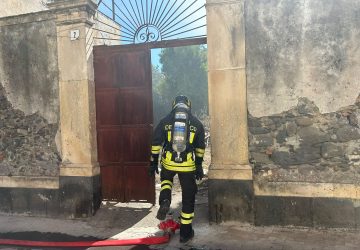 Riposto, divampa incendio nel cortile di una abitazione. Lungo intervento dei Vigili del fuoco VD