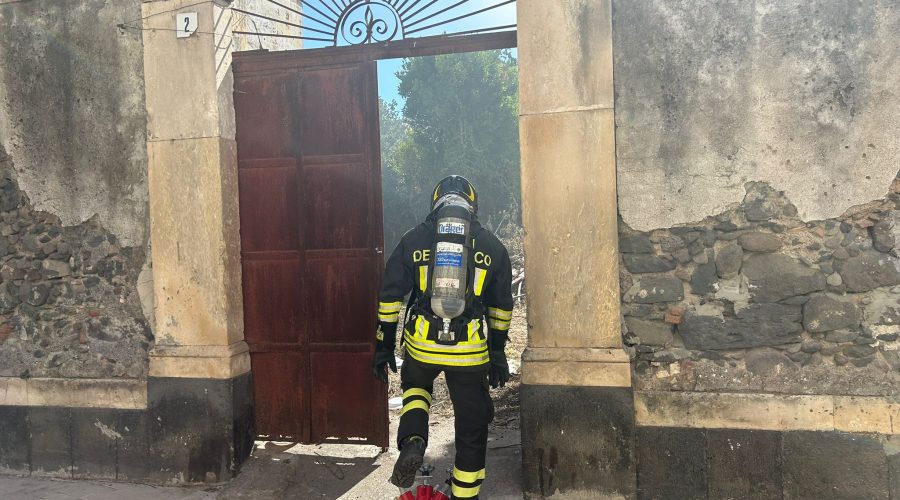 Riposto, divampa incendio nel cortile di una abitazione. Lungo intervento dei Vigili del fuoco VD