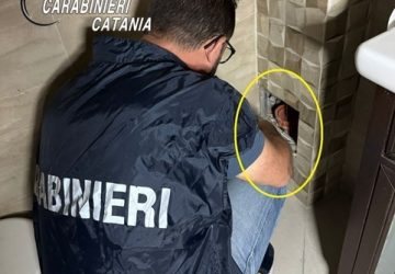 Un occhio al cliente e l&rsquo;altro al portone: arrestato