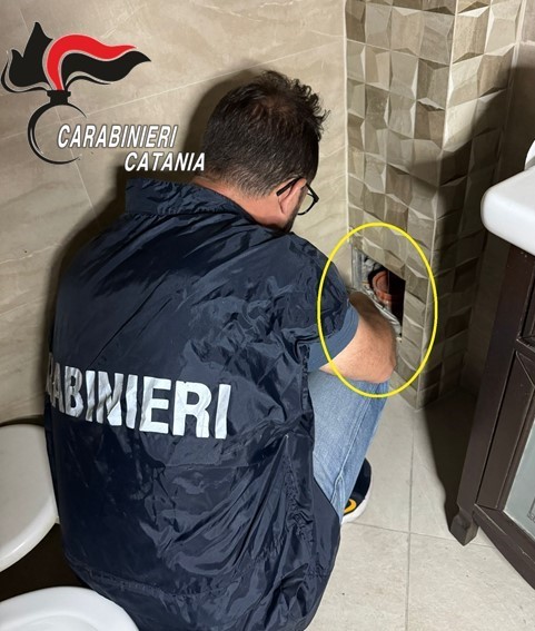 Un occhio al cliente e l’altro al portone: arrestato