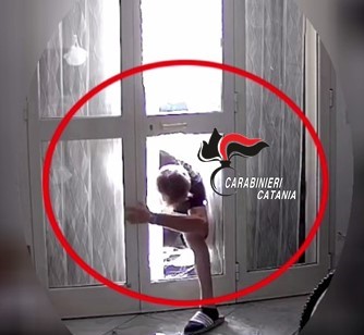 Abbandona in strada la refurtiva: arrestato in ciabatte tra i bagnanti dai Carabinieri