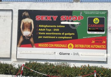 Giarre, la Cgil il cartello del sexy shop ritenuto "offensivo e lesivo della dignit&agrave; della donna"