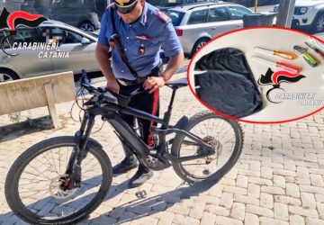 Randazzo, due minorenni con coltello e passamontagna tra i negozi del centro