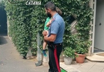 Incendio sfiora una villetta: i Carabinieri mettono in salvo nonni e nipotino