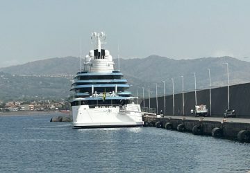 Riposto, uno yacht di lusso rischia di ormeggiare tra i rifiuti. Intervento last minute dopo le pressioni di una agenzia marittima