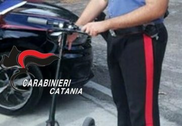Spacciatore consegnava dosi di marijuana con il monopattino