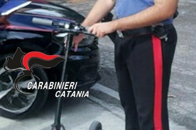Spacciatore consegnava dosi di marijuana con il monopattino