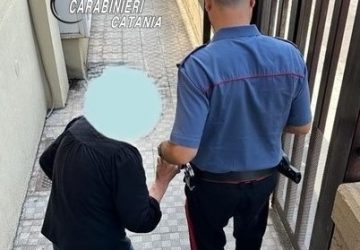 Maltrattamenti ed estorsione aggravata all&rsquo;anziana madre: arresti domiciliari per un 56enne