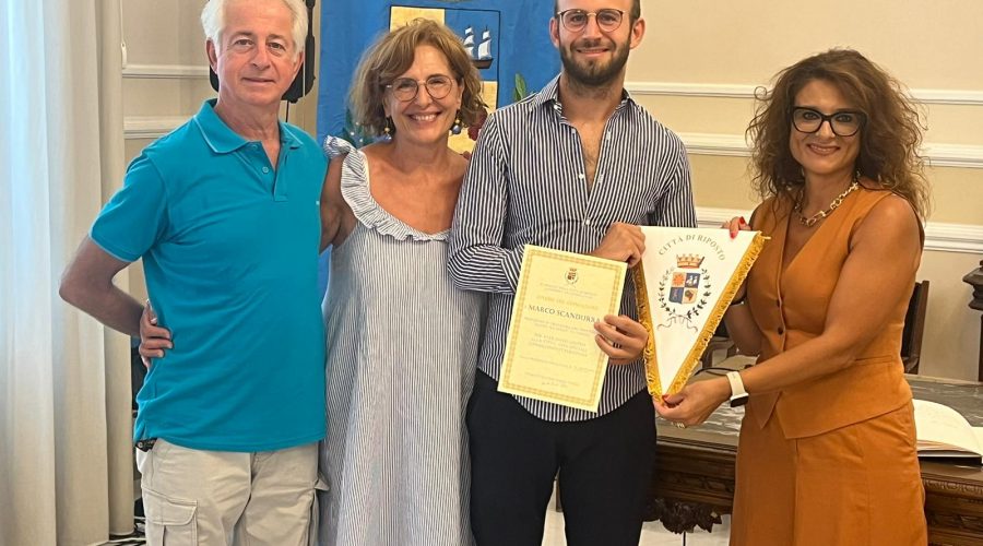 Riposto, consegnato attestato di onore al prof. Marco Scandurra