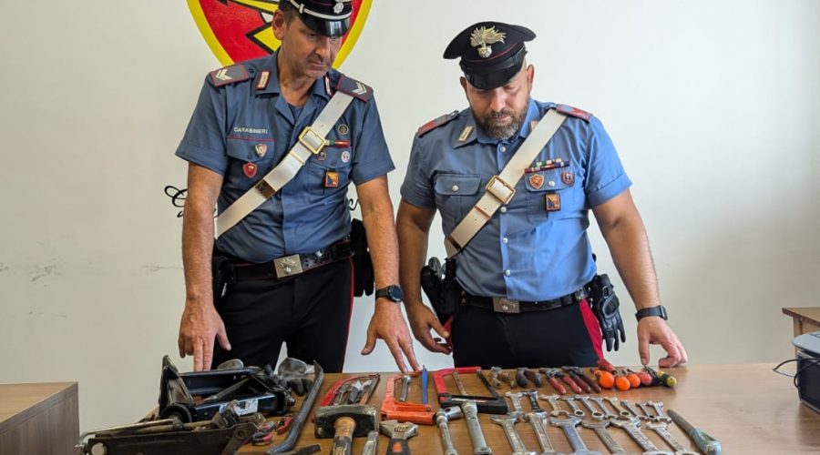 Taormina, sorpresi a rubare parti meccaniche e di carrozzeria nel deposito comunale: 2 arresti
