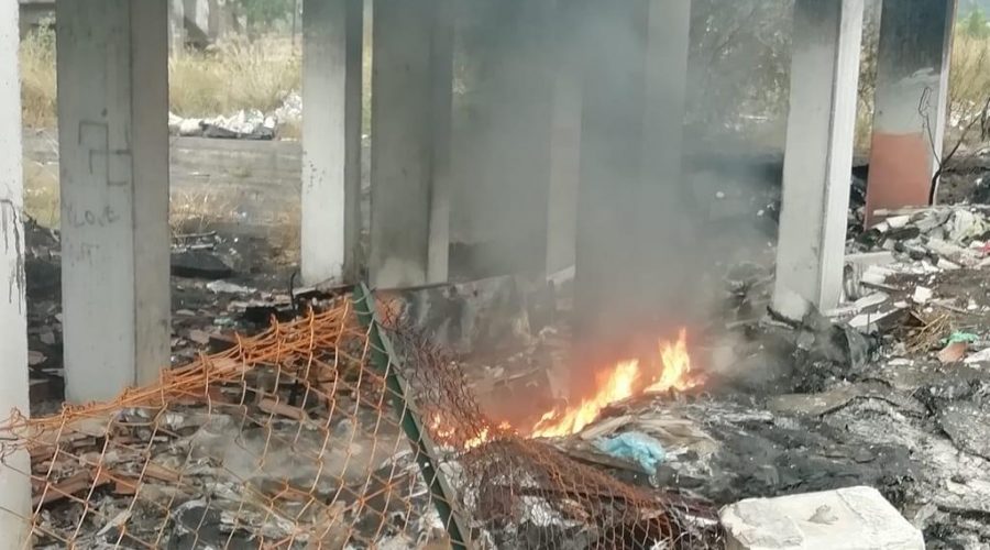 Riposto, ennesimo rogo di rifiuti nella notte nella zona dell’ex stadio Corvaja