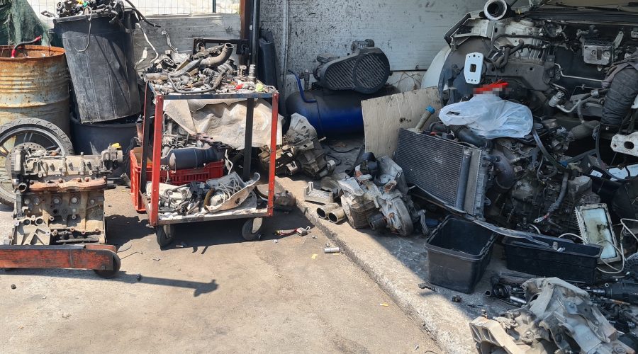 Giarre, riciclava parti di auto rubate: scoperto dalla Polizia un deposito