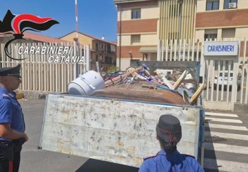 Sul furgone con un carico irregolare di rifiuti: denunciato