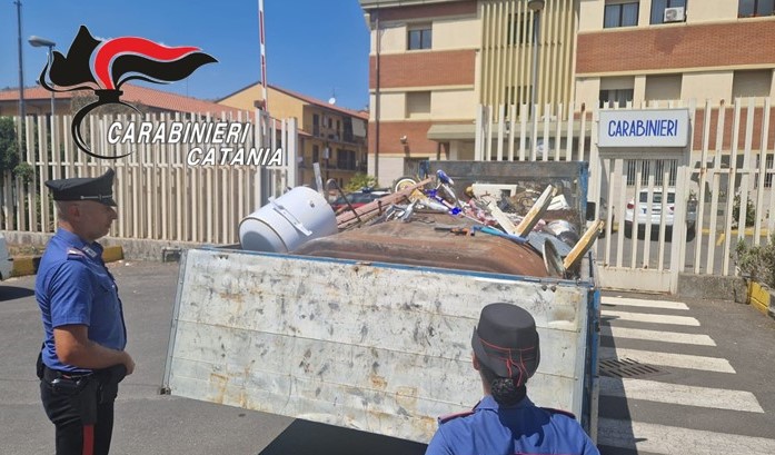 Sul furgone con un carico irregolare di rifiuti: denunciato