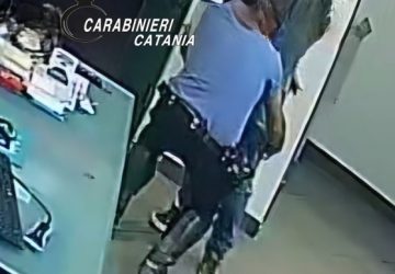 Assalta una farmacia ma viene neutralizzato da un cliente e dai Carabinieri: arrestato