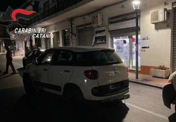 Utilizzano un&rsquo;auto rubata come &ldquo;ariete&rdquo; e tentano furto con &ldquo;spaccata&rdquo; sventato dai Carabinieri