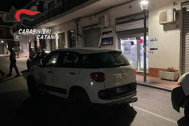 Utilizzano un’auto rubata come “ariete” e tentano furto con “spaccata” sventato dai Carabinieri