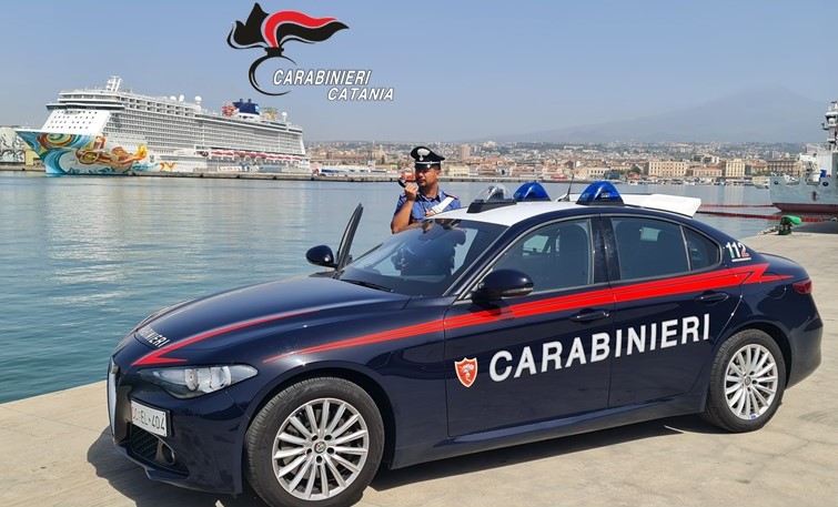 Falsa “agente di viaggio” senza scrupoli truffa 9 persone: denunciata dai Carabinieri