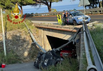 Autostrada A20, auto vola gi&ugrave; da un viadotto: due feriti