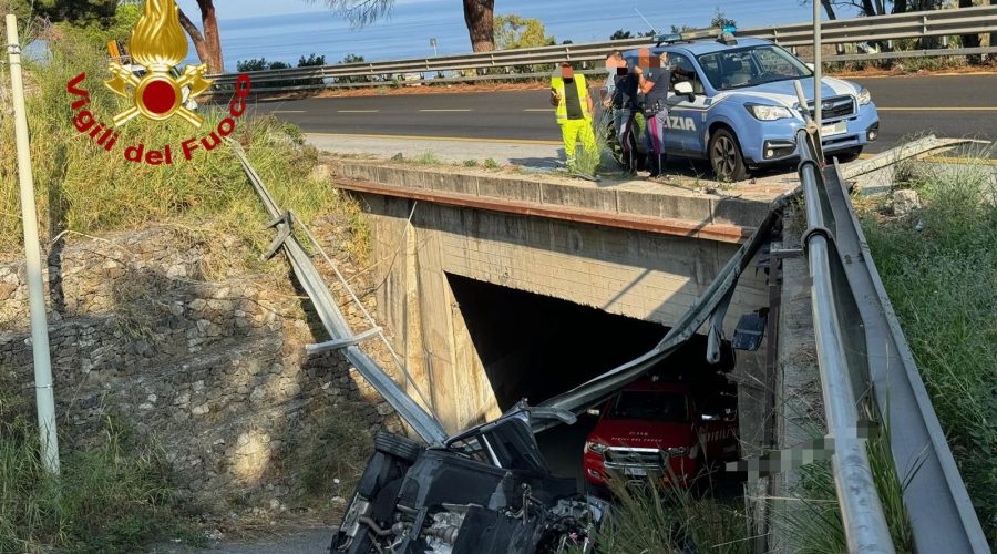 Autostrada A20, auto vola giù da un viadotto: due feriti