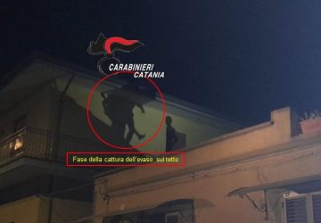 Evaso, viene ritrovato e tenta la fuga dal tetto