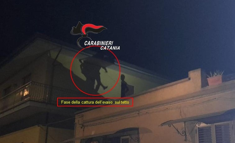 Evaso, viene ritrovato e tenta la fuga dal tetto