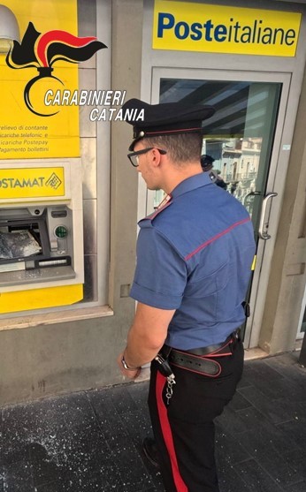 Demolisce lo schermo delle Poste con un martello. Beccato e denunciato