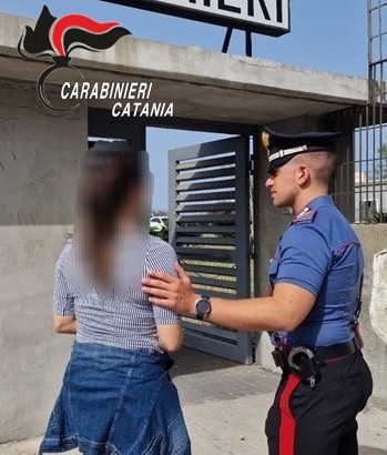 Prende a calci la porta di casa della ex e la minaccia: arrestato 39enne