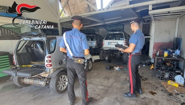 Scoperta autofficina abusiva: denunciato il gestore. Sanzioni per oltre 12.000 euro