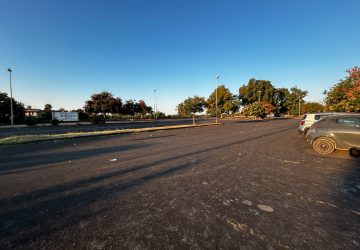 Riposto, cenere Etna: ripulita la pista ciclopedonale. Paesaggio lunare nel maxi parcheggio di Torre