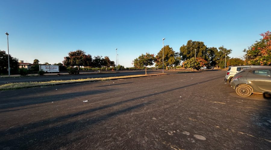 Riposto, cenere Etna: ripulita la pista ciclopedonale. Paesaggio lunare nel maxi parcheggio di Torre